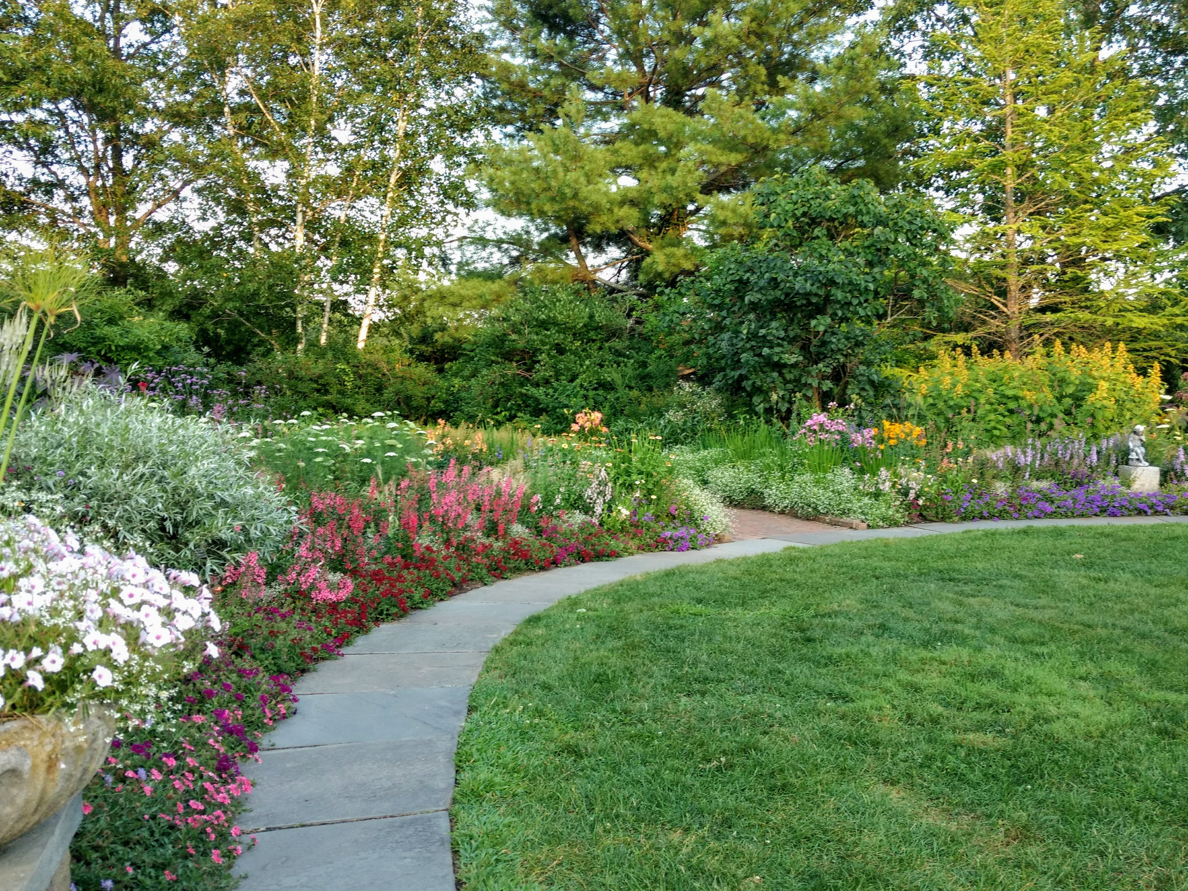 Благоустройство участка частного дома в Калуге и Калужской области